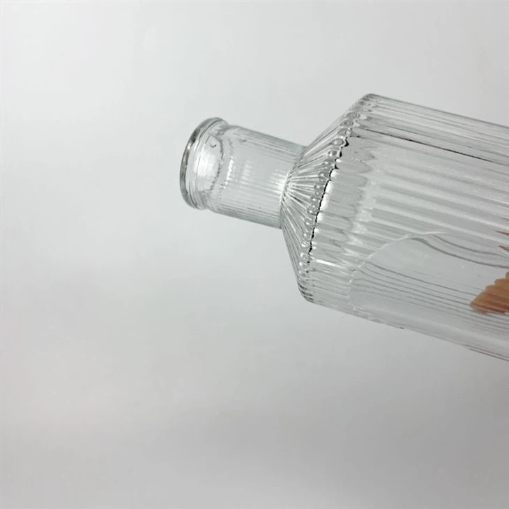 High Transparent 700ml Non-slip Design Easy To Hold Glass Bottles With Vertical Stripes