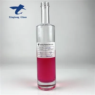 Buidéal vodca le caipín scriú láimhe